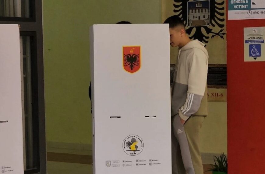 Dy vëllezërit votojnë për herë të parë: S’na intereson vota, erdhëm me mik