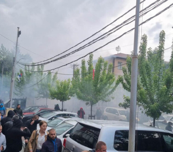 Kaos në veri të Kosovës, pl agosje, gaz lotsjellës e b omba, Serbia urdhëron ushtrinë që të jetë gati, Vuçiç shfrytëzon situatën, jep dorëheqjen nga…