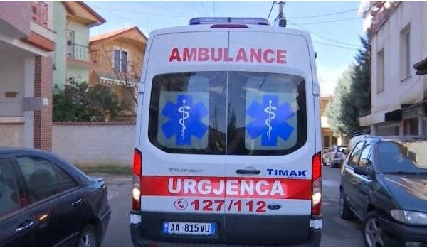 Makina përplas 35-vjeçarin me biçikletë, ndërron jetë rrugës për në spital