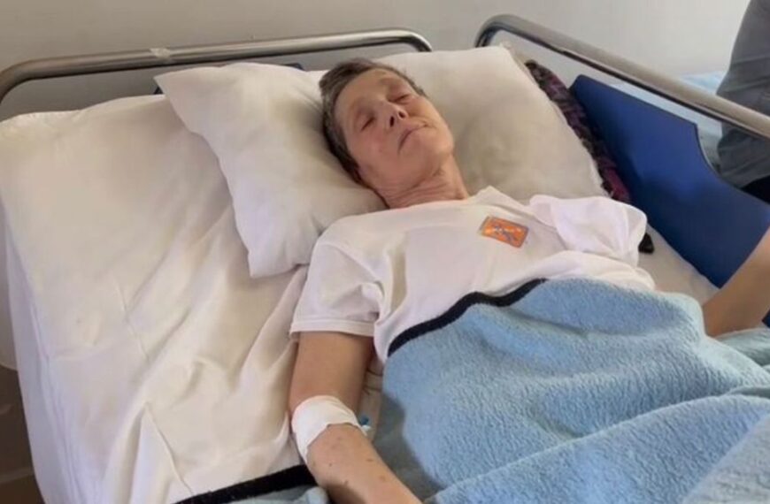 E rëndë/ Gruaja e paralizuar mbërrin në spital me këmbën e thyer, 55-vjeçarja u hodh nga shkallët nga bashkëshorti disa ditë më parë, por…