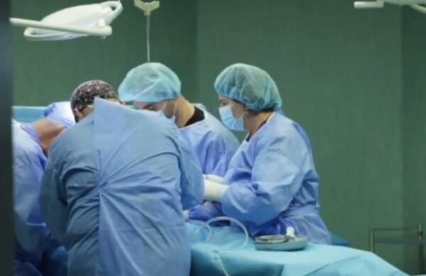 Operacioni i rrallë te Trauma/ Tri ndërhyrje në tru dhe shtyllë kurrizore, i shpëtohet jeta 55-vjeçarit