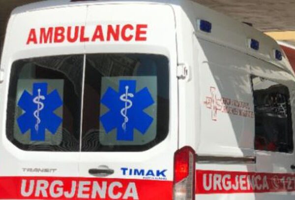 E rëndë, 22-vjeçari ishte duke punuar me babain bie nga mjeti, ndërron jetë në spital