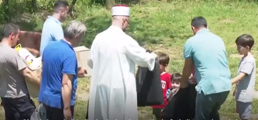 Vëllazëri e vërtetë! Myslimanët i ndërtojnë shtëpi familjes katolike për Kurban Bajram