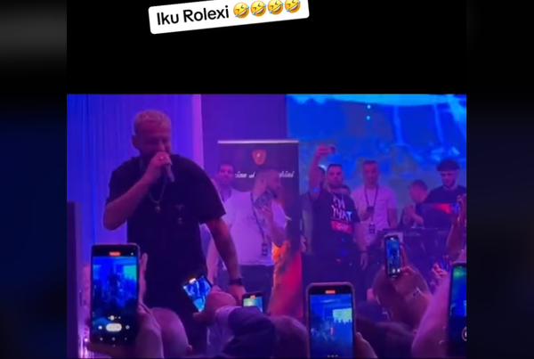 Fansi i çmendur heq Rolex-in nga dora dhe ja dhuron Luizit, reagimi i këngëtarit
