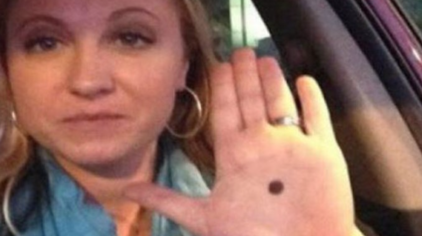 Nëse shihni dikë me këtë shenjë në dorë duke ju përshëndetur nga makina, lajmëroni menjëherë policinë