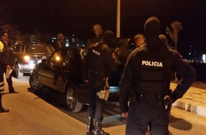 Policia në zyrat e Partisë Socialiste