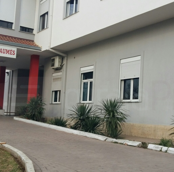 Rrihen mjekët e urgjencës së spitalit në Tiranë