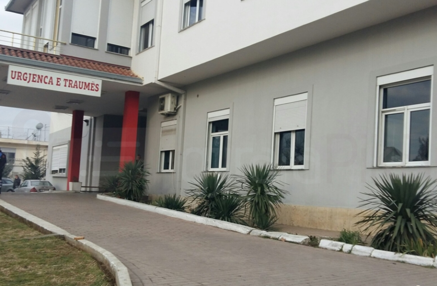 Rrihen mjekët e urgjencës së spitalit në Tiranë