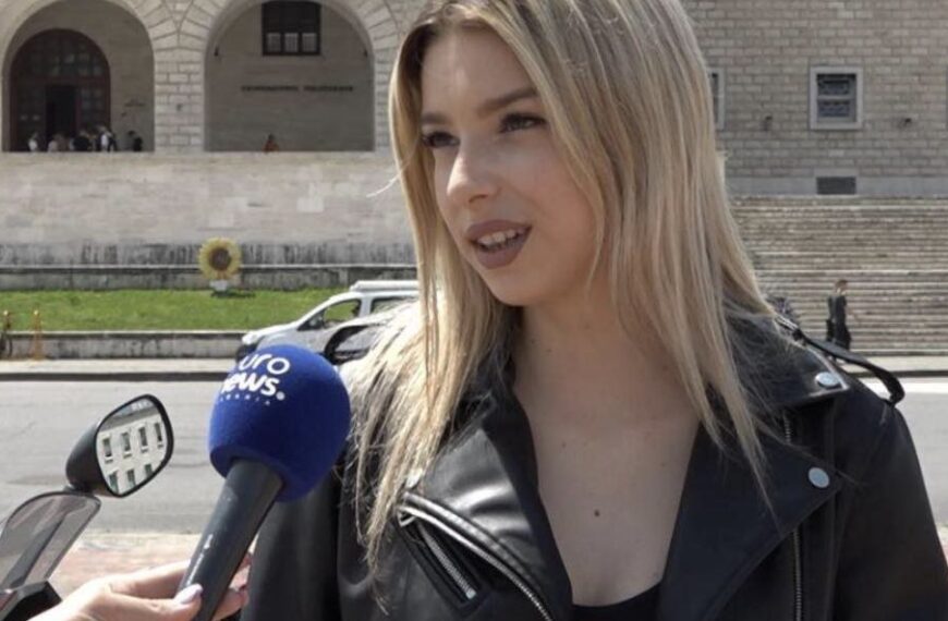 Vajza që i bën ‘zbor’ motorit: Më ndalojnë policët, por nuk më vënë gjoba