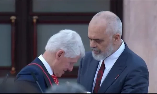 Bill Clinton nderohet nga Rama me medaljen ‘Ylli i Mirënjohjes Publike’