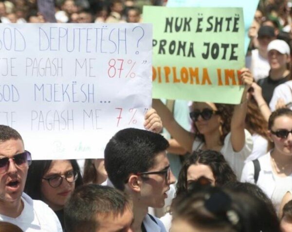 ‘5 vite punë në Shqipëri, pastaj diploma’/ Studentët e Mjekësisë protestë para Kuvendit: Nuk pranojmë të na internoni!