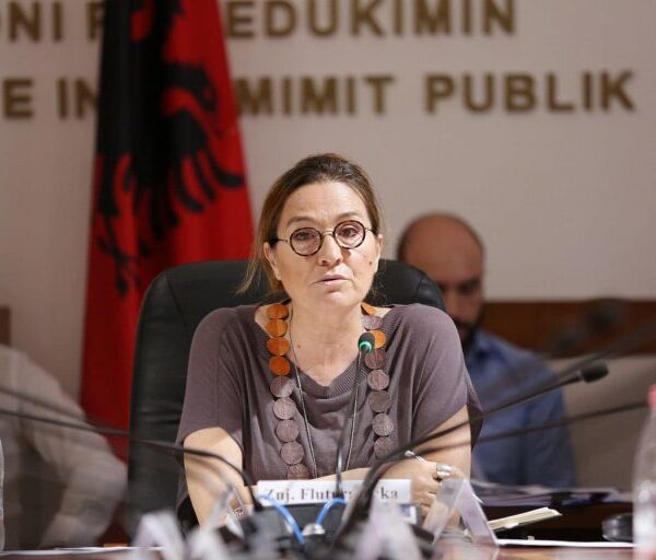 PS tentativa për t’i dhënë mandat të përjetshëm Gjinushit, reagon Flutura Açka: Ka disa të vërteta aq të hidhura, sa një drejtues europian do të dorëhiqej