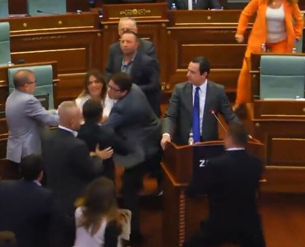 Rama reagon për sherrin në Kuvendin e Kosovës kur po fliste Kurti: Të mos jesh dakord me kryeministrin është demokratike, ta shprehësh kështu kundërshtinë është të njollosësh veten!