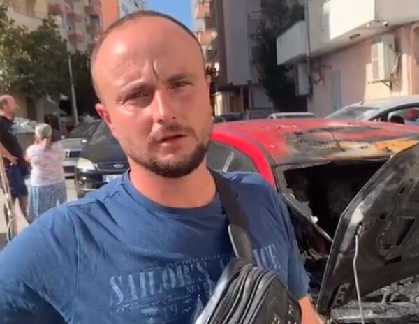 I dogjën makinën në Vlorë, flet pronari: Kam parkuar si çdo natë këtu, nuk e di pse ndodhi