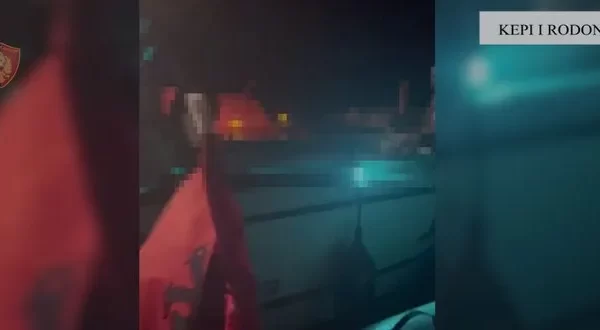 Skafi pësoi defekt pranë kepit të Rodonit, Policia Kufitare shpëton 13 persona