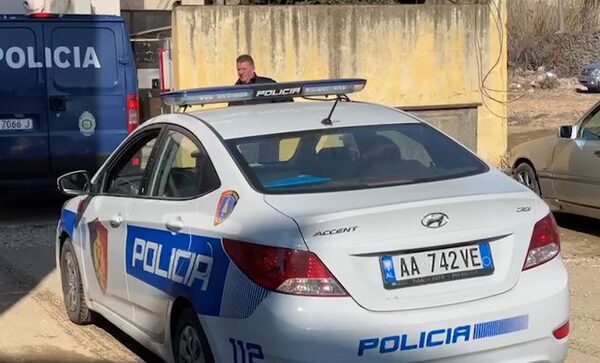 Tre të rinj bëhën bashkë, dhunojnë policin