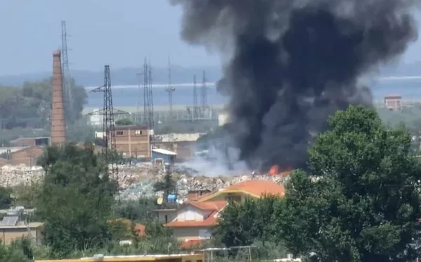 Zjarr në pikën e grumbullimit të mbeturinave në Vlorë