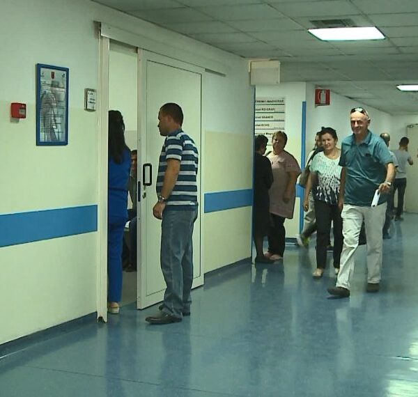 Kush i mban të prishura në QSUT aparatet që mund t’u shpëtojnë jetën falas shqiptarëve?!