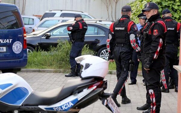 Motori i ‘Shqiponjave’ përplaset me makinën e turistit italian, plagoset polici