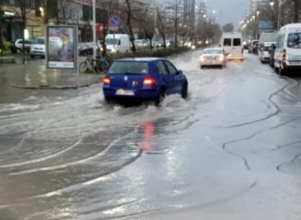 Vlora përfshihet nga reshjet e dendura të shiut