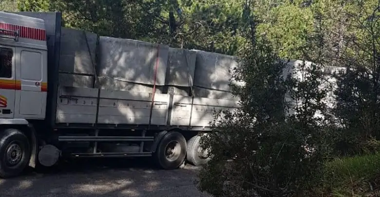 Kamioni pëson defekt në Llogora, bllokohet qarkullimi