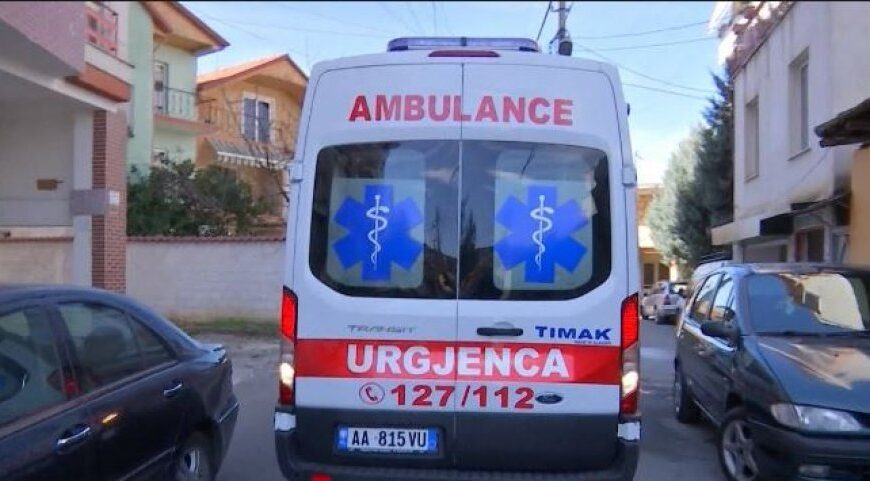 E rëndë/ Bie nga kati i katërt i një pallati, humb jetën 25-vjeçari