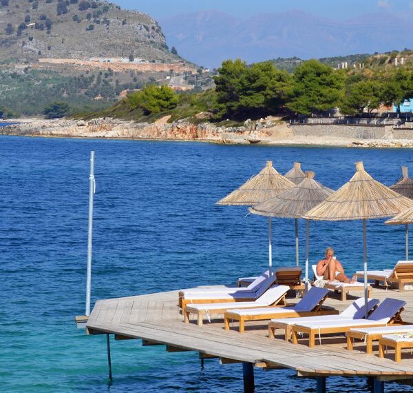 Financial Times: Turistët mësyjnë resortet shqiptare me kosto të ulët, ekonomia po ringjallet!