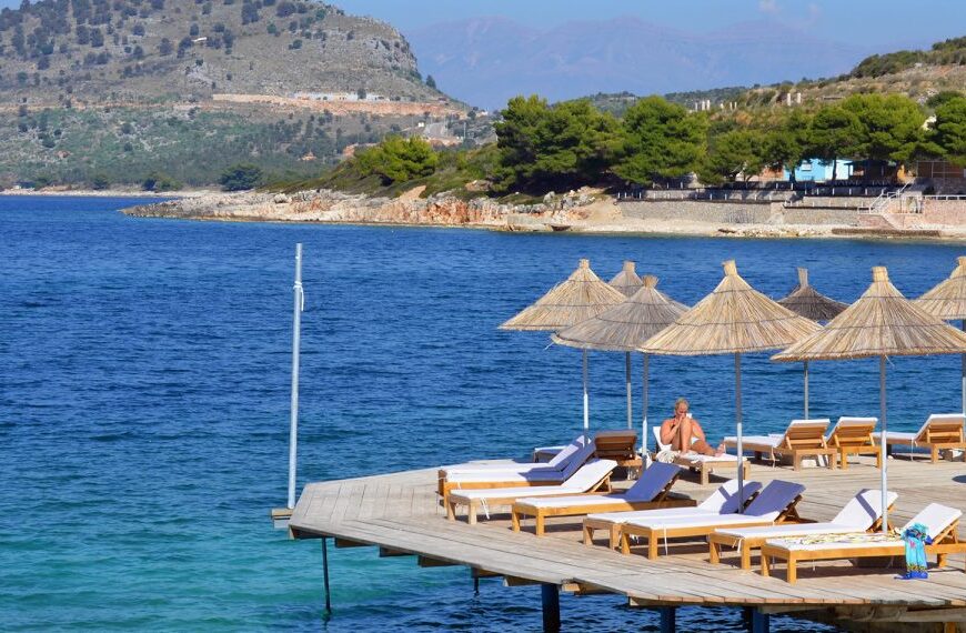Financial Times: Turistët mësyjnë resortet shqiptare me kosto të ulët, ekonomia po ringjallet!