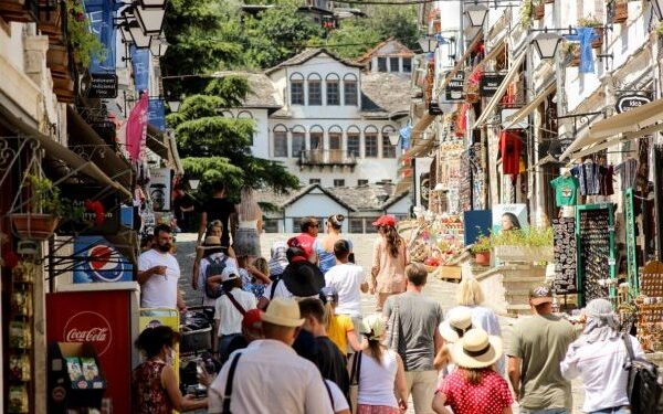 Turizmi në Shqipëri: ‘Nga pleqtë e Italisë me shishe uji me vete, tek miliarderët që shpenzojnë, duhen…vjet’