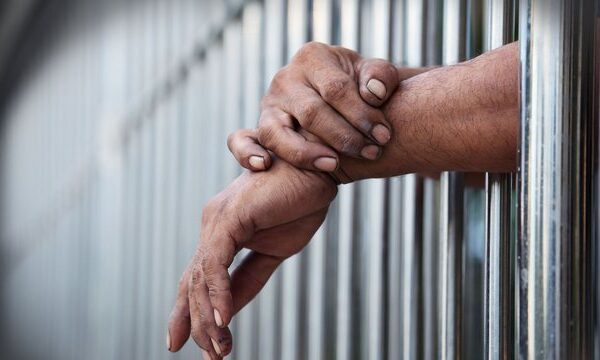 Këngëtari i njohur shqiptar del para gjykatës, ja për çfarë akuzohet