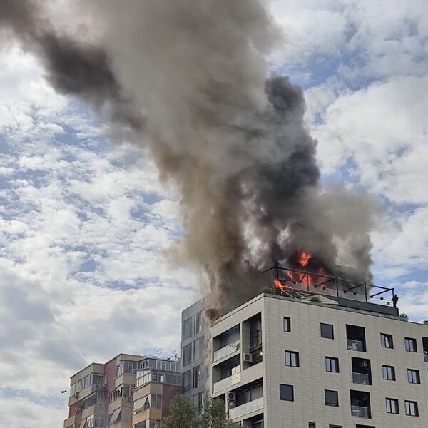 Gazetari zbardh detaje: Ja si mori flakë pallati në Tiranë, në banesë ndodhej një grua shtatzënë me fëmijët