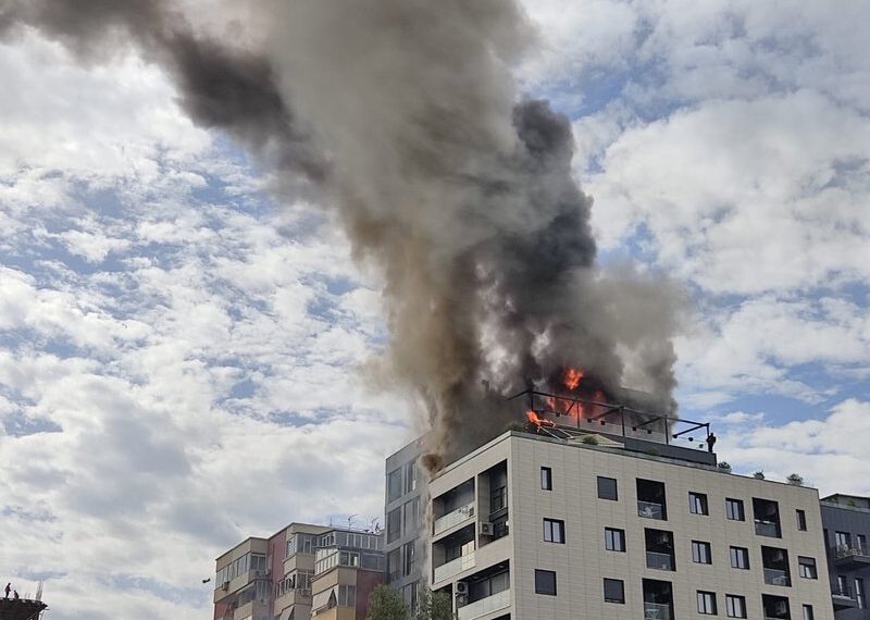 Gazetari zbardh detaje: Ja si mori flakë pallati në Tiranë, në banesë ndodhej një grua shtatzënë me fëmijët