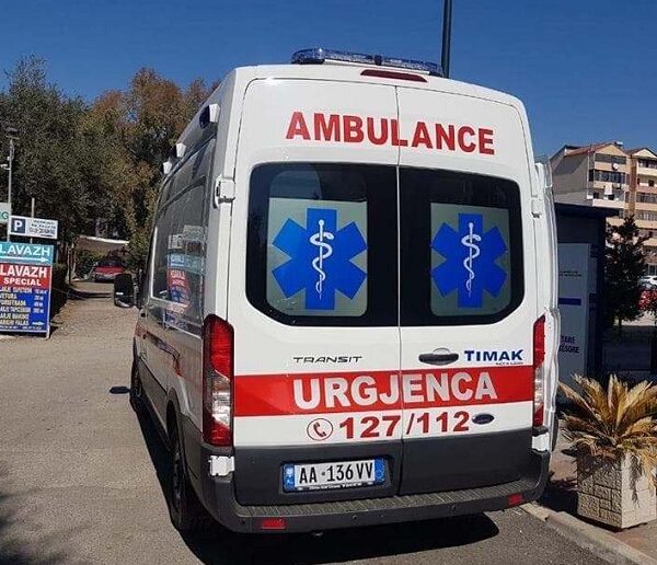 Aksident në Vlorë, makina përplas 48-vjeçarin këmbësor