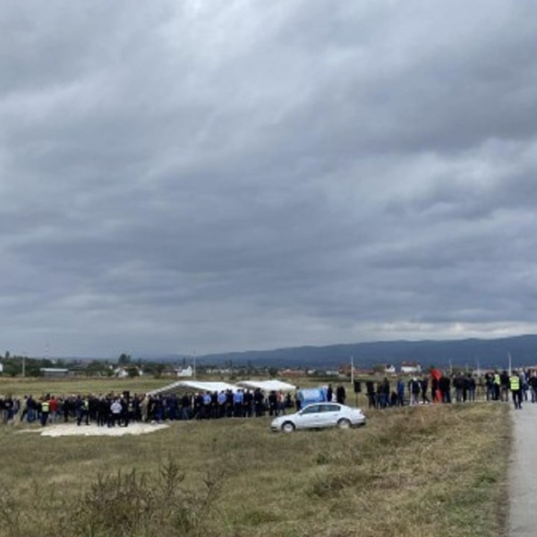 Mijëra qytetarë në varrimin e policit të vrarë, edhe përfaqësues të familjes Jashari