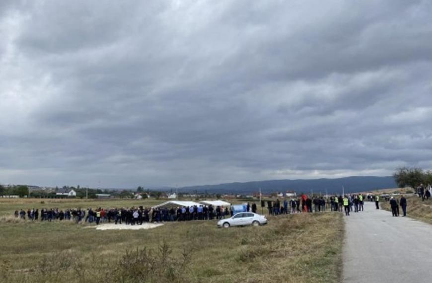 Mijëra qytetarë në varrimin e policit të vrarë, edhe përfaqësues të familjes Jashari