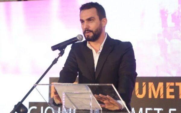 ‘Shqipëria Bëhet’, Adriatik Lapaj prezanton lëvizjen politike: Mund të isha ulur në kolltukë si të tjerët, por besoj se meritojmë një të ardhme tjetër