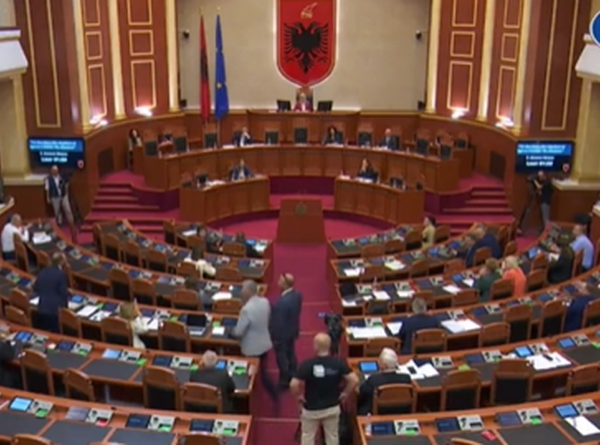 Bardhi ngatërron karrigen, kërkon fjalën nga vendi i Bashës, batuta e Nikollës ‘shkrin’ së qeshuri deputetët e Kuvendit