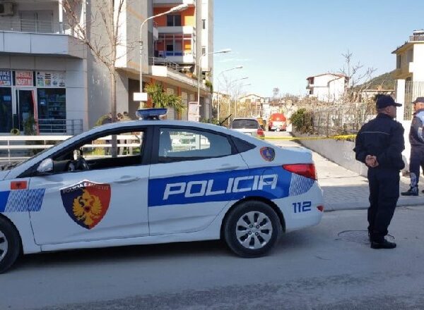 Vlorë/ 23-vjeçarja humb kontrollin e mjetit dhe përplas 6 makina të parkuara