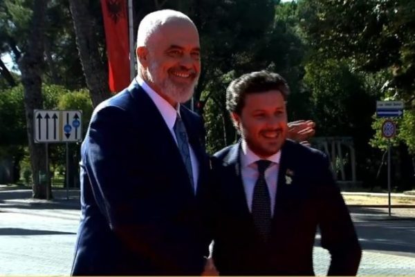 ‘O baba i kombit, o ma i miri i tanëve’! Rama batuta dhe përqafime me Abazoviç