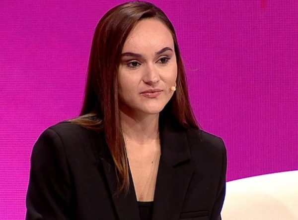 E dhimbshme! U bë nënë në moshën 18-vjeçare dhe humbi bashkëshortin, Eldona: M’u errësua bota