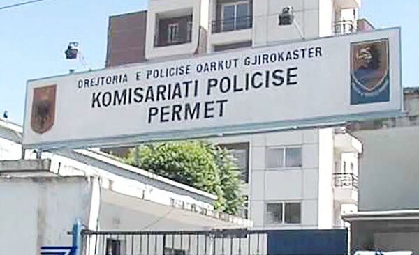 Plagos shqiponjën dhe e lidh në gardhin e tokës, nis hetimi për autorin