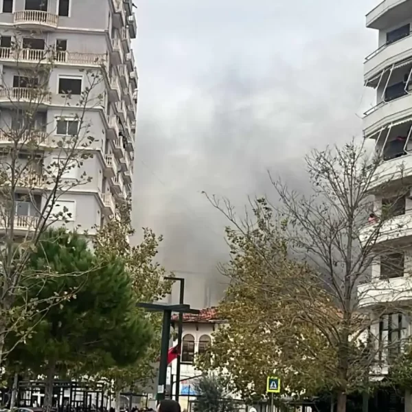 Vlorë/ Zjarr në një banesë pas Sheshit të Flamurit