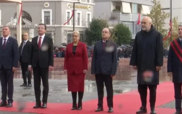 111 vjet shtet i pavarur/ Mbahet ceremonia e ngritjes së flamurit në Vlorë, i pranishëm dhe Albin Kurti