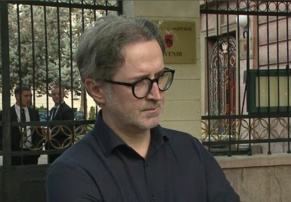 Iu ndalua hyrja në Kuvend, shpërthen Alizoti: Jemi afër një dikature, po ndiqen epshet e Ramës