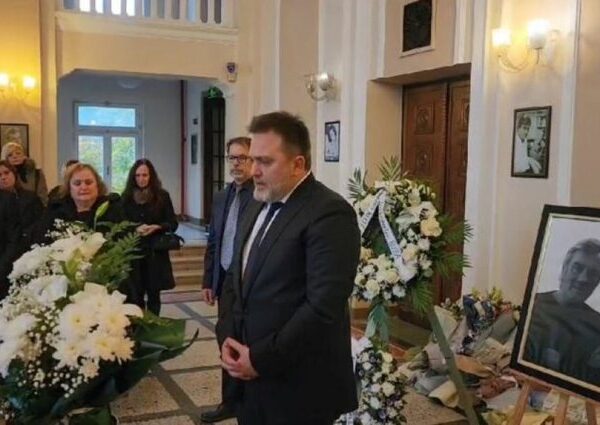 Zef Deda përcillet me duartrokitje nga shtëpia e tij e dytë, teatri ‘Migjeni’, i biri: Baba dhe artist i jashtëzakonshëm