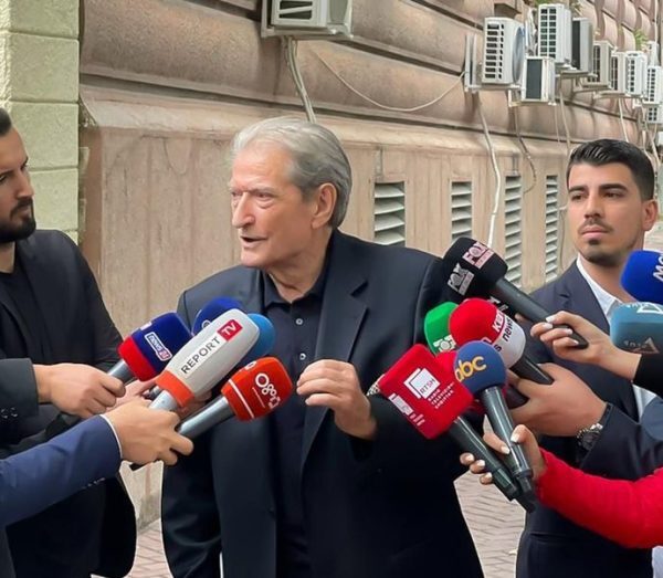 Ish-kryeministri Berisha paralajmëron grevë urie: Nga parlamenti nuk largohemi
