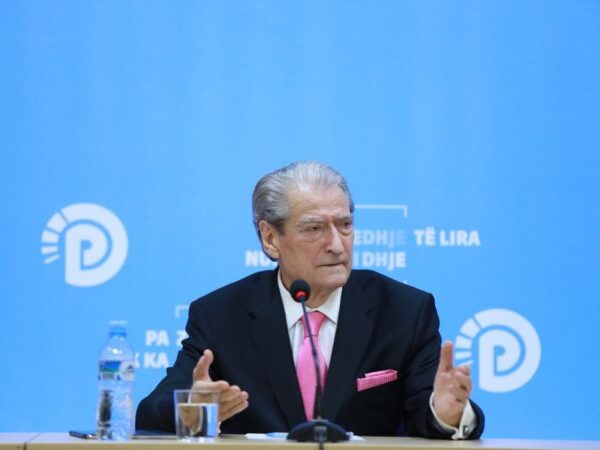 ‘Dielli perëndoi përgjithmonë për Zef Dedën’/ Sali Berisha mban 1 minutë heshtje për aktorin e mirënjohur: Është ditë zie për artin shqiptar! Ai Mbetet i pavdekshëm