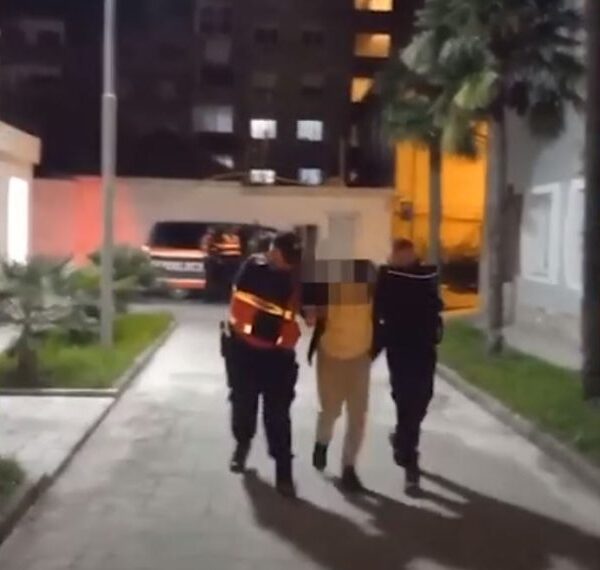 Vlorë/ Armë dhe municion luftarak në makinë, dy të arrestuar (emrat)