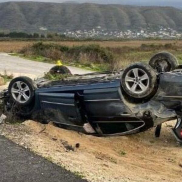 Braktisi makinën pas aksidentit/ Kush është shoferi që la pas makinën e përmbysur në Sarandë-Kardhiq