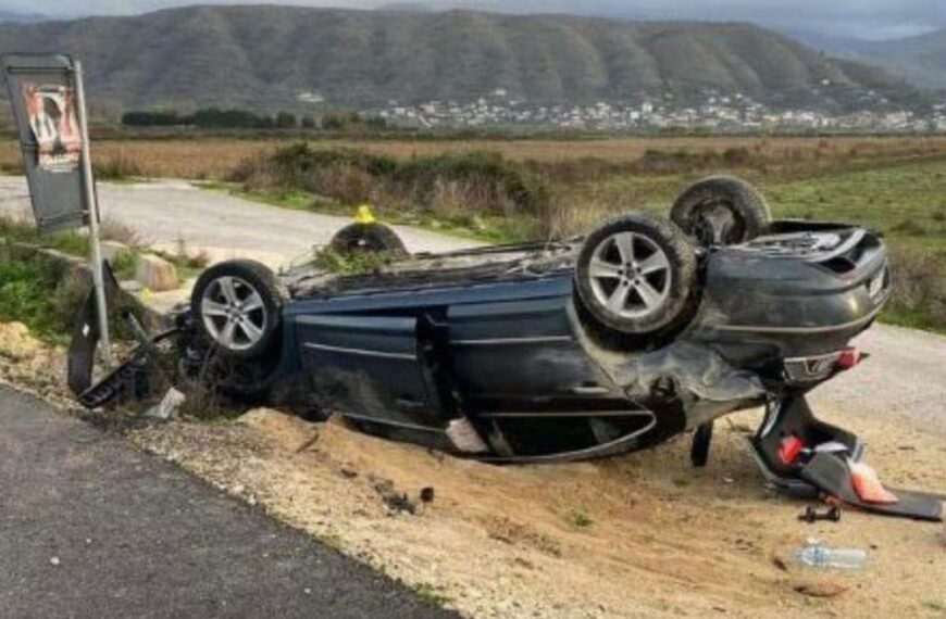 Braktisi makinën pas aksidentit/ Kush është shoferi që la pas makinën e përmbysur në Sarandë-Kardhiq
